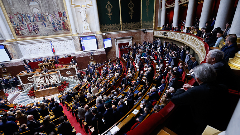 Από μια «χούφτα ψήφους» θα κριθεί η τύχη της γαλλικής κυβέρνησης έπειτα από τις δυο προτάσεις μομφής